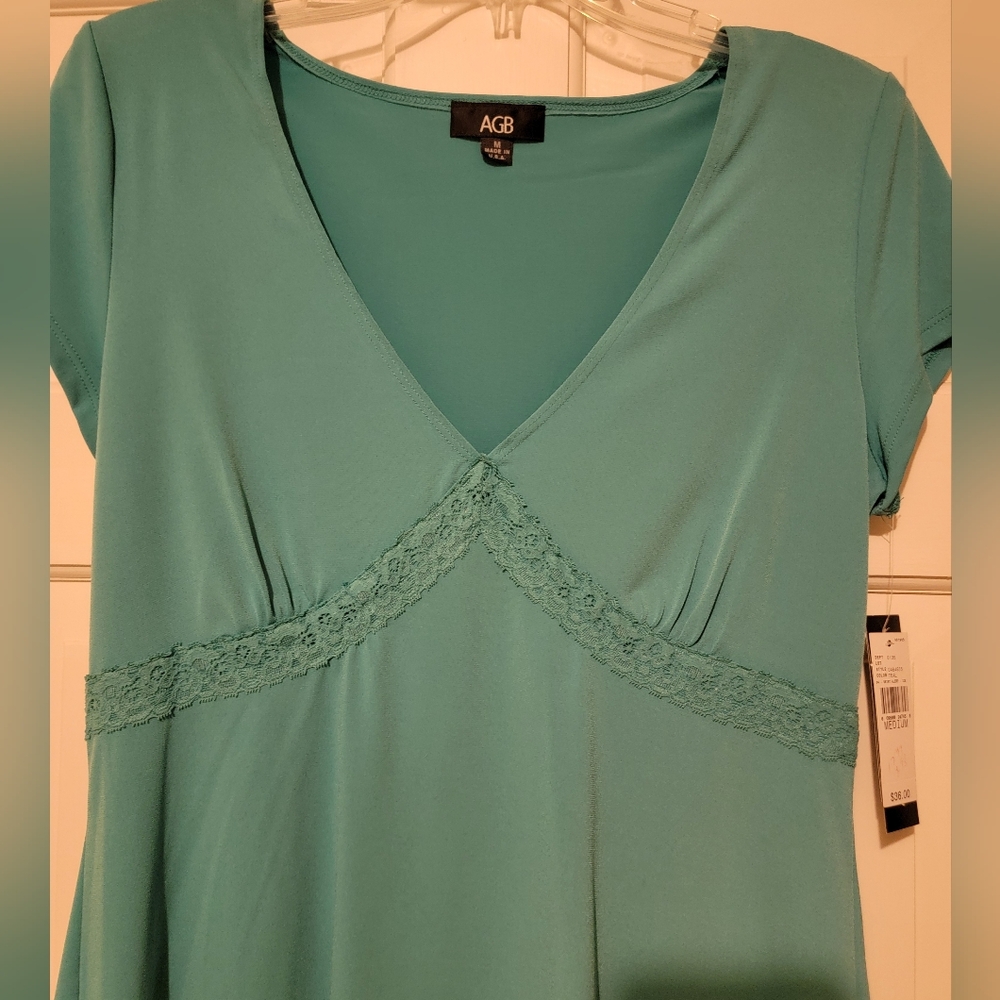 AGB Women's Teal V-Neck Top with Lace Detail Size Medium NWT - Picture 2 of 5